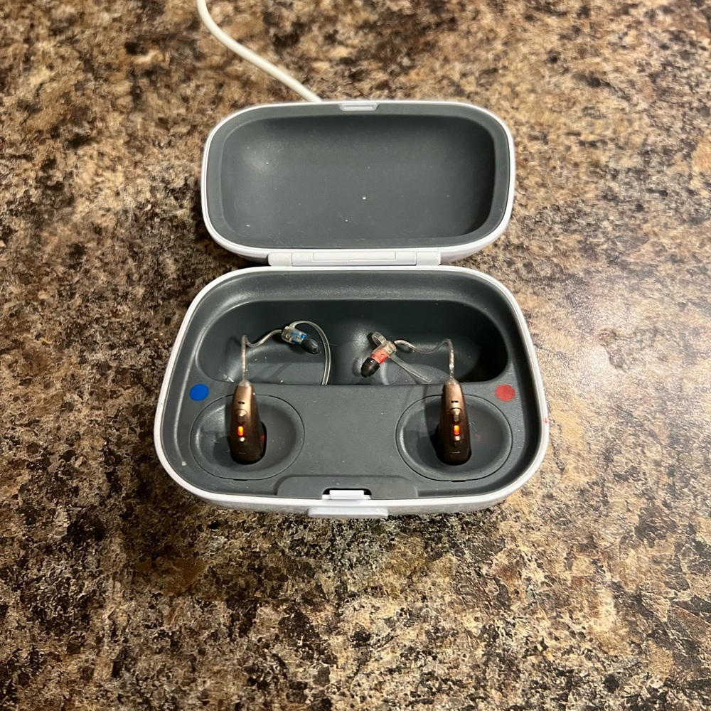 Kirkland Phonak right and left hearing aids. Case, charger for small ear canal